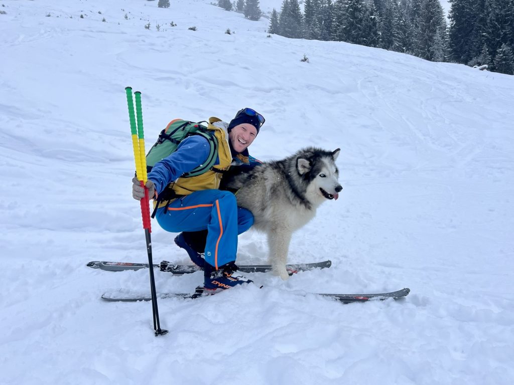 Bergführer Christian Achrainer mit seinem Hund Anouk auf einer Skitour