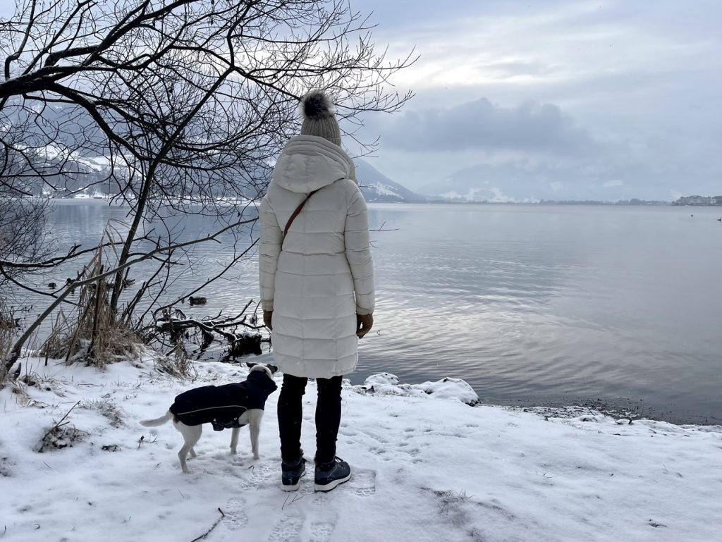 Winterspaziergang mit Hund in Zell am See